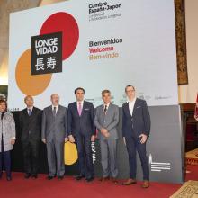 (de izquierda a derecha): Isabel Macías Tello, concejala delegada de Mayores del Ayuntamiento de Salamanca; Shinji Minami, ministro de la Embajada del Japón en España; David Díez Martín, rector de la Universidad de Salamanca en funciones; Juan Carlos Suárez-Quiñones Fernández, consejero de Medio Ambiente, Vivienda y Ordenación del Territorio de la Junta de Castilla y León; Francisco Machancoses Mingacho, subdirector general de Asuntos Sociales, Educativos, Culturales y de Sanidad y Consumo del Ministerio de
