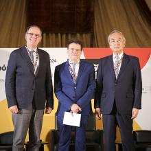 (de izquierda a derecha): Pedro Jordano, presidente del área de Ciencias y Tecnologías Medioambientales en la Agencia Estatal de Investigación; José-Abel Flores, director del Centro Cultural Hispano Japonés de la Universidad de Salamanca, y Kenji Hiramatsu, presidente del Instituto de Estrategia Internacional, Japan Research Institute, y exembajador del Japón en España.